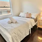3 Bedroom House With Wi-Fi, Netflix, Ac, Timber Floor, Well-Fenced